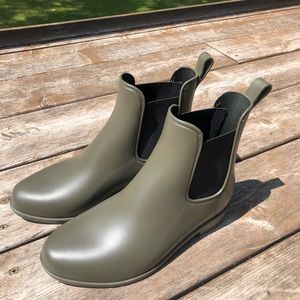 Rubber ankle booties
